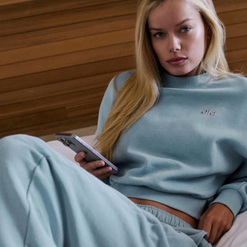CELESTIAL BLUE ACCOLADE CROPPED CREWNECK